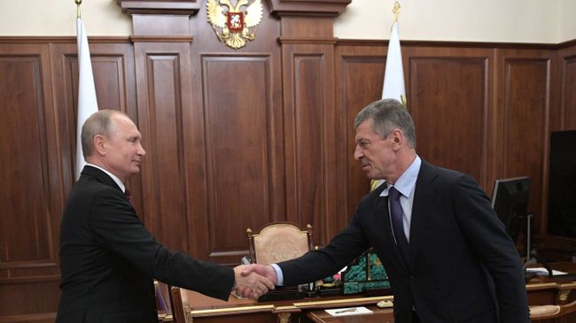 Президент РФ Владимир Путин и заместитель председателя правительства РФ Дмитрий Козак во время встречи. 22 октября 2018 Президент РФ Владимир Путин и заместитель председателя правительства РФ Дмитрий Козак во время встречи. 22 октября 2018