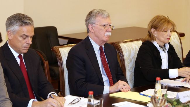 Советник президента США по вопросам национальной безопасности Джон Болтон во время встречи с секретарем Совета безопасности РФ Николаем Патрушевым в Москве. 22 октября 2018 Советник президента США по вопросам национальной безопасности Джон Болтон во время встречи с секретарем Совета безопасности РФ Николаем Патрушевым в Москве. 22 октября 2018