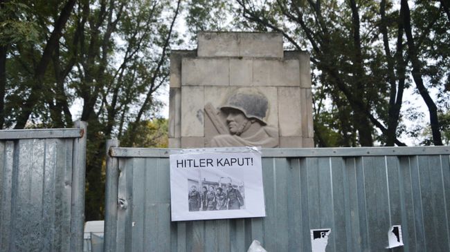 Снос памятника Благодарности солдатам Красной армии, павшим в ходе боевых действий времен Великой Отечественной войны, в Скарышевском парке Варшавы Снос памятника Благодарности солдатам Красной армии, павшим в ходе боевых действий времен Великой Отечественной войны, в Скарышевском парке Варшавы