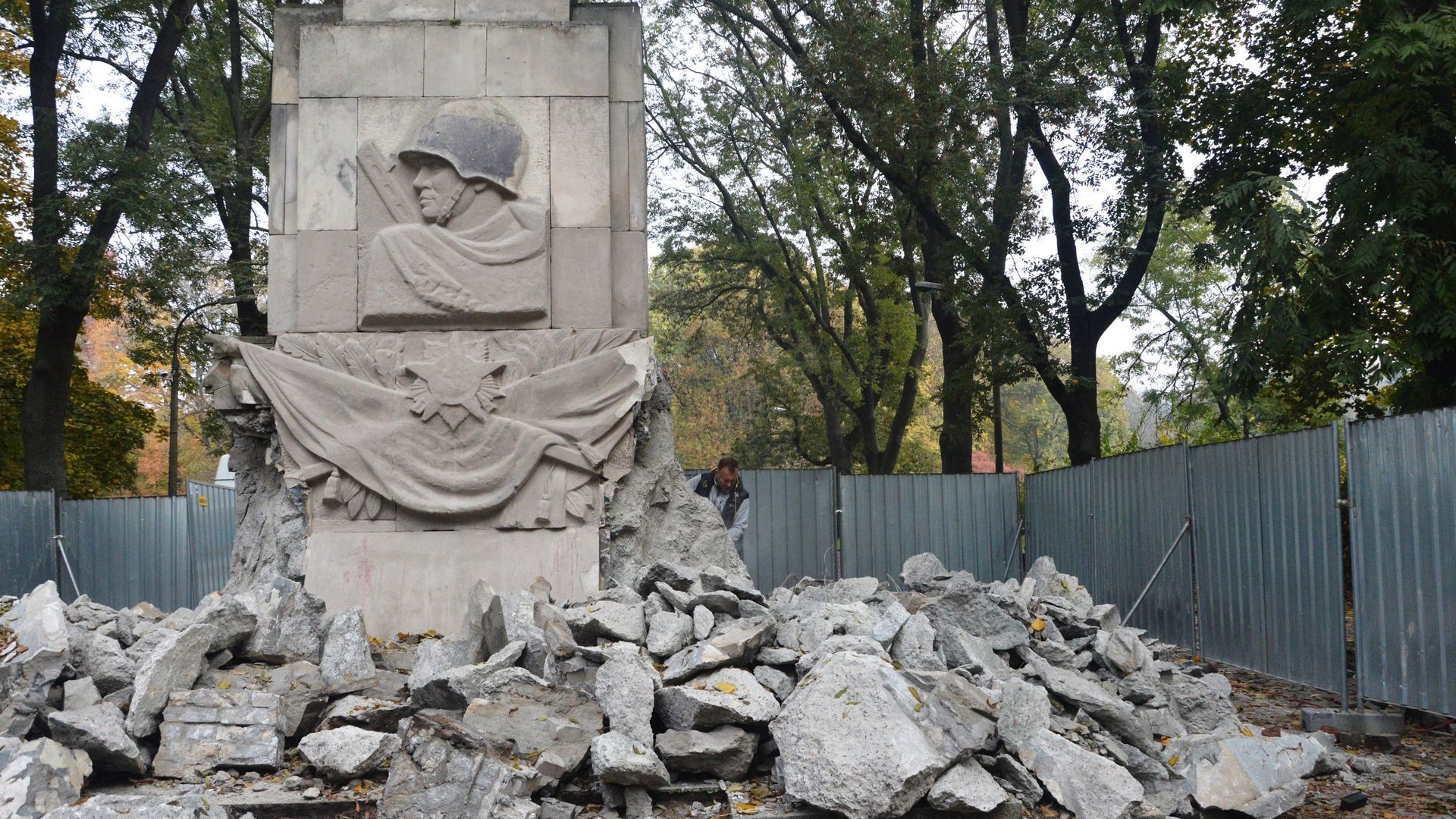 Снос памятника Благодарности солдатам Красной армии в Скарышевском парке Варшавы Снос памятника Благодарности солдатам Красной армии в Скарышевском парке Варшавы - РИА Новости, 1920, 25.04.2022
