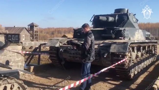 Сотрудник Следственного комитета РФ на месте наезда танка на каскадера во время съемок фильма Ильинский рубеж в Калужской области