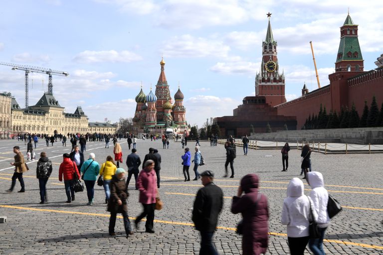 Прохожие на Красной площади в Москве