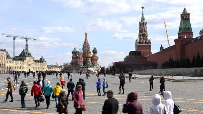 Прохожие на Красной площади в Москве Прохожие на Красной площади в Москве