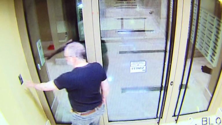 Хашукджи в консульстве Саудовской Аравии в Стамбуле. Съемка камер слежения Хашукджи в консульстве Саудовской Аравии в Стамбуле. Съемка камер слежения