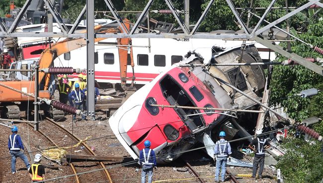 На месте схода с рельсов скоростного поезда Puyuma Express на севере Тайваня. 22 октября 2018 На месте схода с рельсов скоростного поезда Puyuma Express на севере Тайваня. 22 октября 2018