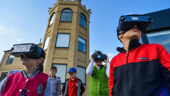 Дети в VR очках на занятиях в центре просвещения Luminary Дети в VR очках на занятиях в центре просвещения Luminary