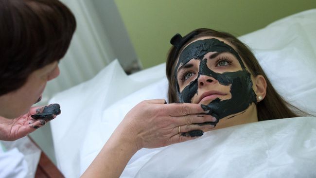 Пациентка на сеансе грязелечения в санатории Саки в Крыму Пациентка на сеансе грязелечения в санатории Саки в Крыму