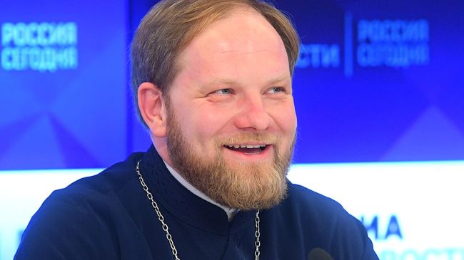 Руководитель пресс-службы Патриарха Московского и всея Руси, священник Александр Волков во время пресс-конференции в международном мультимедийном пресс-центре МИА Россия сегодня в Москве Руководитель пресс-службы Патриарха Московского и всея Руси, священник Александр Волков во время пресс-конференции в международном мультимедийном пресс-центре МИА Россия сегодня в Москве