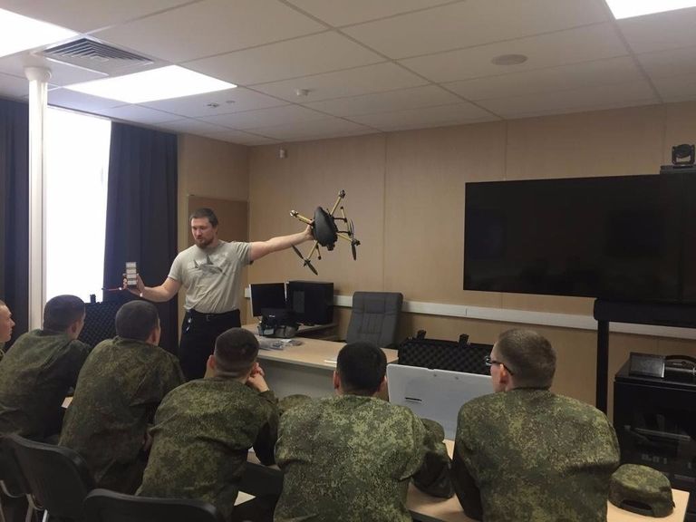 Военнослужащие научных рот в военном технополисе Эра в Анапе начали занятия с летающей лабораторией беспилотников