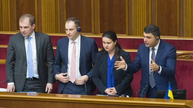 Премьер-министр Украины Владимир Гройсман и исполняющая обязанности министра финансов Оксана Маркарова на заседании Верховной рады Украины в Киеве. Архивное фото Премьер-министр Украины Владимир Гройсман и исполняющая обязанности министра финансов Оксана Маркарова на заседании Верховной рады Украины в Киеве. Архивное фото