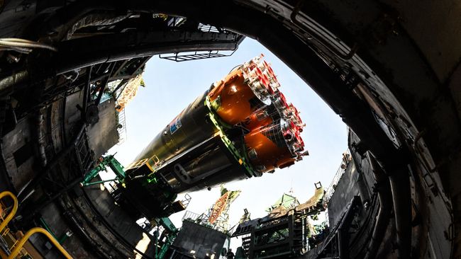 Установка ракеты-носителя Союз-ФГ с пилотируемым кораблем Союз МС-10 на стартовый стол первой Гагаринской стартовой площадки космодрома Байконур. Архивное фото Установка ракеты-носителя Союз-ФГ с пилотируемым кораблем Союз МС-10 на стартовый стол первой Гагаринской стартовой площадки космодрома Байконур. Архивное фото