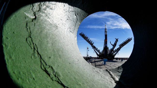Установка ракеты-носителя Союз-ФГ с пилотируемым кораблем Союз МС-10 на стартовый стол космодрома Байконур. Архивное фото Установка ракеты-носителя Союз-ФГ с пилотируемым кораблем Союз МС-10 на стартовый стол космодрома Байконур. Архивное фото