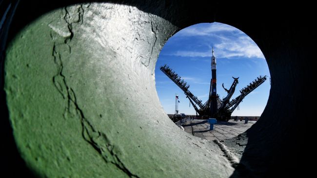 Установка ракеты-носителя Союз-ФГ на стартовый стол космодрома Байконур. Архивное фото Установка ракеты-носителя Союз-ФГ на стартовый стол космодрома Байконур. Архивное фото