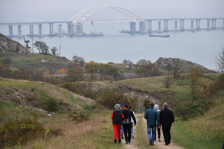 Экскурсанты в Керченской крепости, расположенной на мысе Ак-Бурун на берегу Керченского пролива Экскурсанты в Керченской крепости, расположенной на мысе Ак-Бурун на берегу Керченского пролива
