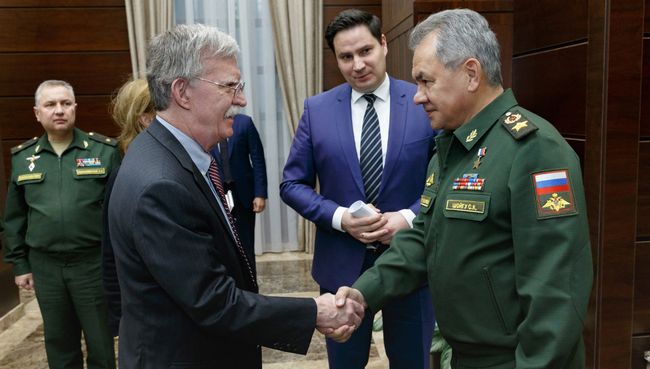 Министр обороны РФ Сергей Шойгу и советник президента США Джон Болтон во время встречи. 23 октября 2018 Министр обороны РФ Сергей Шойгу и советник президента США Джон Болтон во время встречи. 23 октября 2018