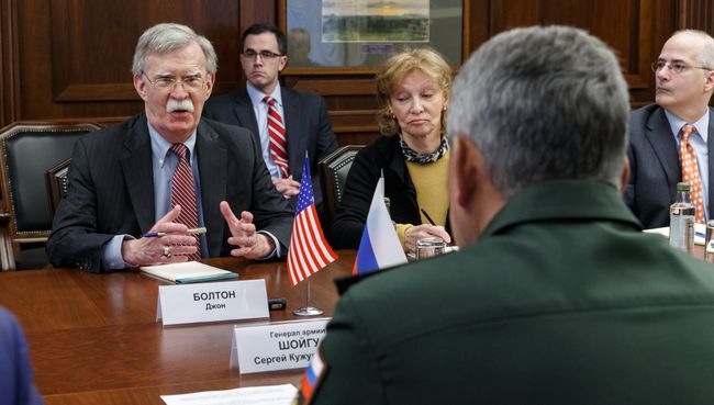 Советник президента США Джон Болтон во время встречи с министром обороны РФ Сергеем Шойгу. 23 октября 2018 Советник президента США Джон Болтон во время встречи с министром обороны РФ Сергеем Шойгу. 23 октября 2018