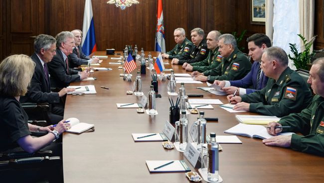 Министр обороны РФ Сергей Шойгу и помощник президента США Джон Болтон во время встречи в Москве. 23 октября 2018 Министр обороны РФ Сергей Шойгу и помощник президента США Джон Болтон во время встречи в Москве. 23 октября 2018