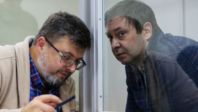 Адвокат Андрей Доманский и руководитель портала РИА Новости Украина Кирилл Вышинский на заседании в Херсонском апелляционном суде. Архивное фото Адвокат Андрей Доманский и руководитель портала РИА Новости Украина Кирилл Вышинский на заседании в Херсонском апелляционном суде. Архивное фото
