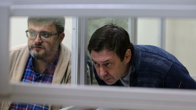 Адвокат Андрей Доманский (слева) и руководитель портала РИА Новости Украина Кирилл Вышинский на заседании в Херсонском апелляционном суде. Архивное фото Адвокат Андрей Доманский (слева) и руководитель портала РИА Новости Украина Кирилл Вышинский на заседании в Херсонском апелляционном суде. Архивное фото
