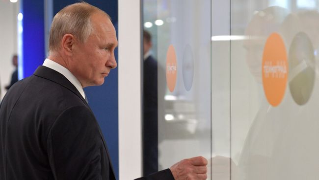 Президент РФ Владимир Путин во время осмотра технических мастерских досугово-образовательного комплекса Техноград на ВДНХ. 23 октября 2018 Президент РФ Владимир Путин во время осмотра технических мастерских досугово-образовательного комплекса Техноград на ВДНХ. 23 октября 2018