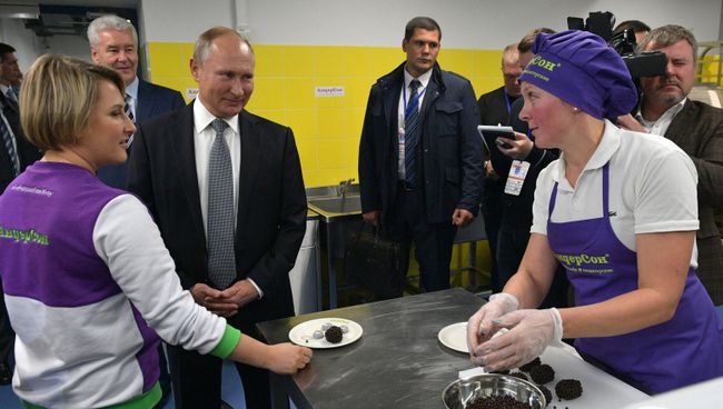 Президент РФ Владимир Путин во время осмотра технических мастерских досугово-образовательного комплекса Техноград на ВДНХ. 23 октября 2018 Президент РФ Владимир Путин во время осмотра технических мастерских досугово-образовательного комплекса Техноград на ВДНХ. 23 октября 2018