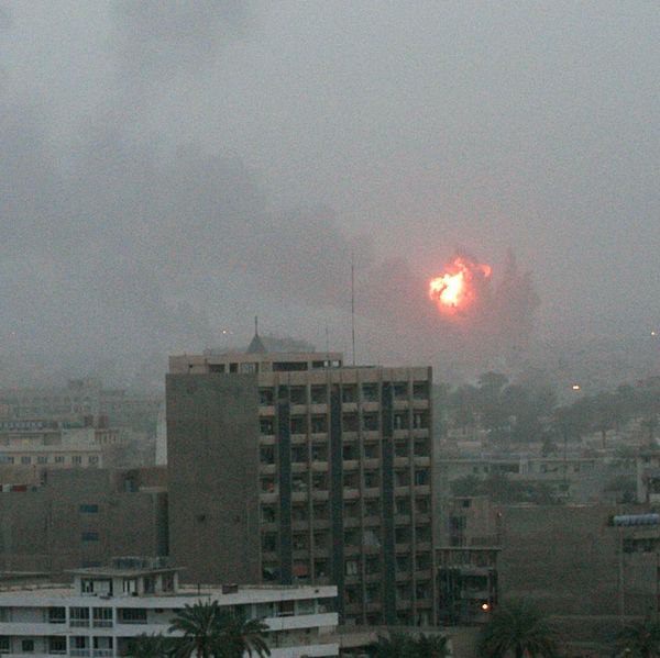 Взрыв в Багдаде во время начала военной операции США в Ираке. 20 марта 2003 Взрыв в Багдаде во время начала военной операции США в Ираке. 20 марта 2003