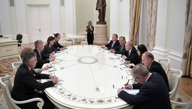 Президент России Владимир Путин и советник президента США по вопросам национальной безопасности Джон Болтон во время встречи. 23 октября 2018 Президент России Владимир Путин и советник президента США по вопросам национальной безопасности Джон Болтон во время встречи. 23 октября 2018