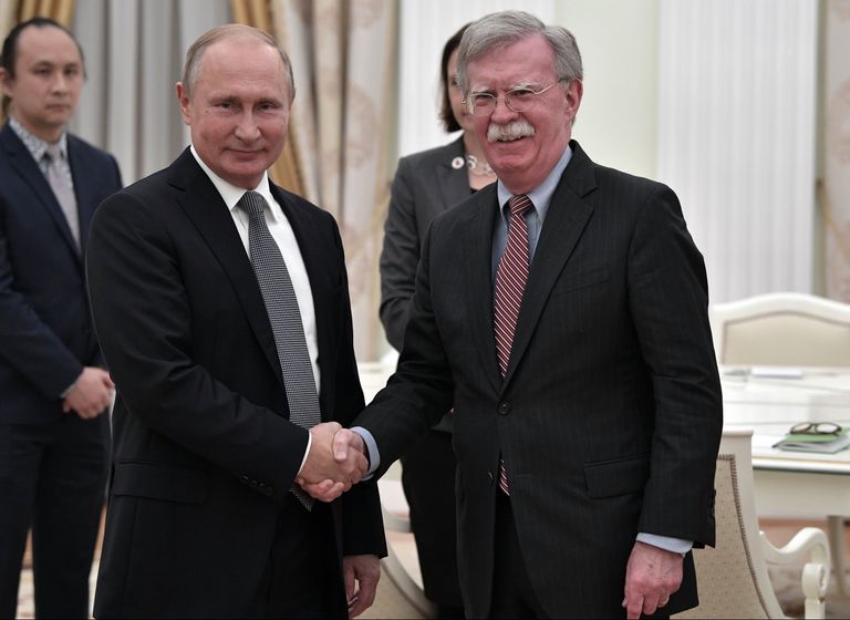 Владимир Путин и советник президента США по вопросам национальной безопасности Джон Болтон во время встречи. 23 октября 2018 Владимир Путин и советник президента США по вопросам национальной безопасности Джон Болтон во время встречи. 23 октября 2018