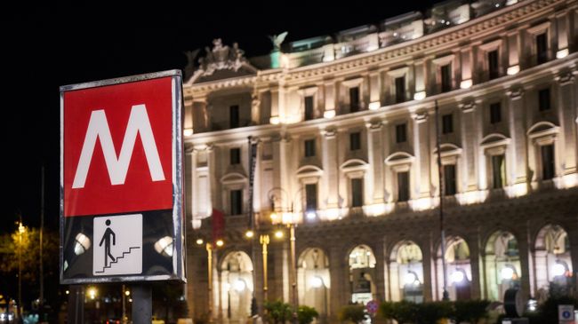 Вход на станцию метро Repubblica в Риме Вход на станцию метро Repubblica в Риме