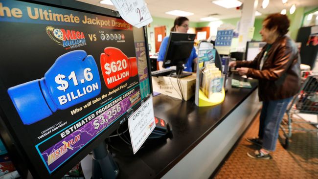 Продажа лотерейных билетов Mega Millions в продуктовом магазине в штате Айова. 23 октября 2018 Продажа лотерейных билетов Mega Millions в продуктовом магазине в штате Айова. 23 октября 2018