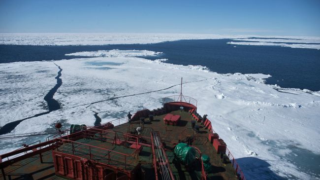 Атомный ледокол Ямал в Карском море