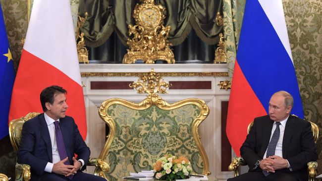 Владимир Путин и премьер-министр Италии Джузеппе Конте во время встречи. 24 октября 2018 Владимир Путин и премьер-министр Италии Джузеппе Конте во время встречи. 24 октября 2018