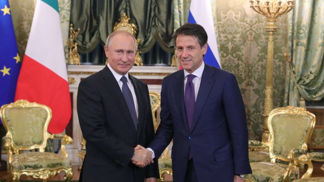 Владимир Путин и премьер-министр Италии Джузеппе Конте во время встречи. 24 октября 2018 Владимир Путин и премьер-министр Италии Джузеппе Конте во время встречи. 24 октября 2018