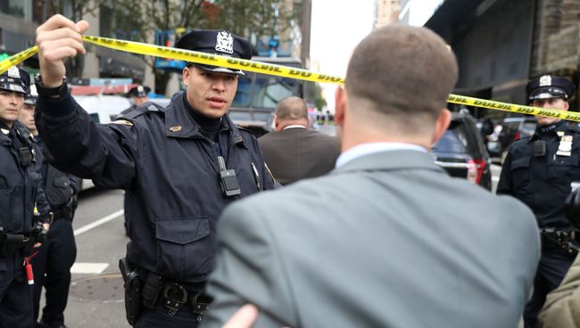 Полиция у здания Time Warner Center в Нью-Йорке, где расположена телекомпания CNN. 24 октября 2018 Полиция у здания Time Warner Center в Нью-Йорке, где расположена телекомпания CNN. 24 октября 2018
