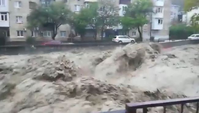 Вода затопила дороги в Туапсе из-за сильных дождей