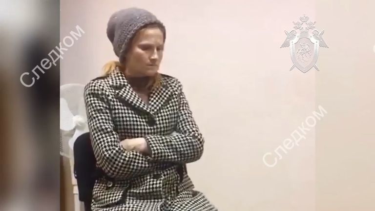 Кадры допроса матери ребёнка, найденного у подъезда дома в Подмосковье