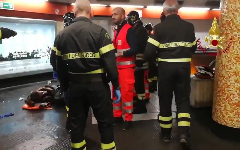Медики оказывают помощь пострадавшему при обрушении эскалатора на станции метро Repubblica в центре Рима Медики оказывают помощь пострадавшему при обрушении эскалатора на станции метро Repubblica в центре Рима