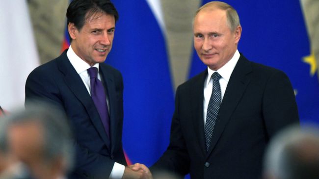 Президент РФ Владимир Путин и премьер-министр Италии Джузеппе Конте во время совместной пресс-конференции по итогам встречи. 24 октября 2018