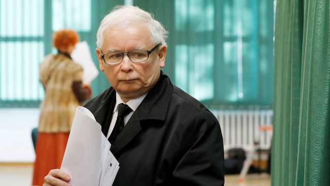 Ярослав Качиньский, лидер правящей партии Право и справедливость, на избирательном участке в Варшаве, Польша. 21 октября 2018 Ярослав Качиньский, лидер правящей партии Право и справедливость, на избирательном участке в Варшаве, Польша. 21 октября 2018