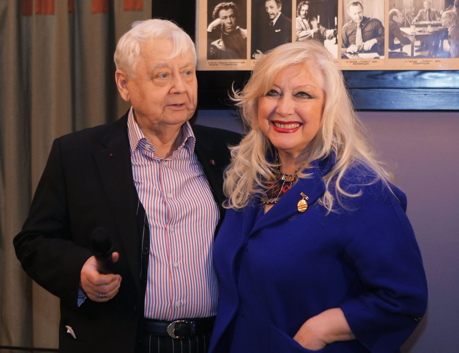 Олег Табаков и актриса Ирина Мирошниченко на ежегодной церемонии вручения памятных знаков Чайка артистам и сотрудникам МХТ им. Чехова Олег Табаков и актриса Ирина Мирошниченко на ежегодной церемонии вручения памятных знаков Чайка артистам и сотрудникам МХТ им. Чехова - РИА Новости, 1920, 31.07.2023