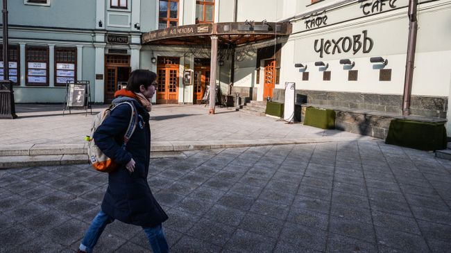 Девушка у МХТ им. Чехова в Камергерском переулке