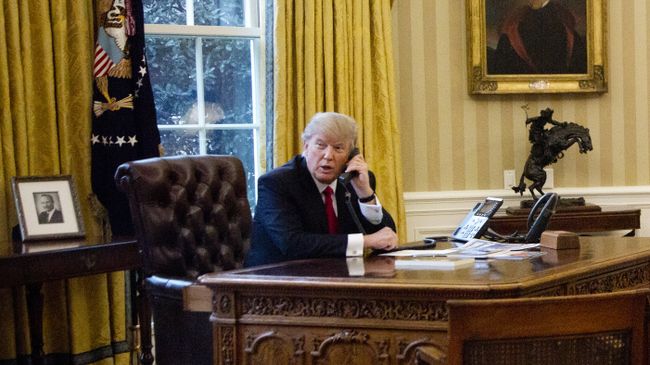 Дональд Трамп во время телефонного разговора Дональд Трамп во время телефонного разговора