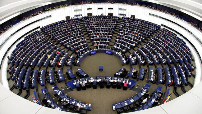 Члены Европейского парламента участвуют в голосовании в Европейском парламенте в Страсбурге, Франция. 24 октября 2018 Члены Европейского парламента участвуют в голосовании в Европейском парламенте в Страсбурге, Франция. 24 октября 2018