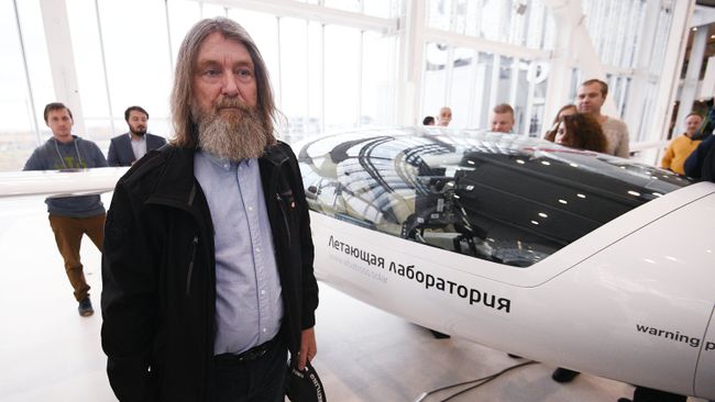 Путешественник и протоиерей Федор Конюхов во время презентации прототипа электросамолета для кругосветного полета. 25 октября 2018 Путешественник и протоиерей Федор Конюхов во время презентации прототипа электросамолета для кругосветного полета. 25 октября 2018