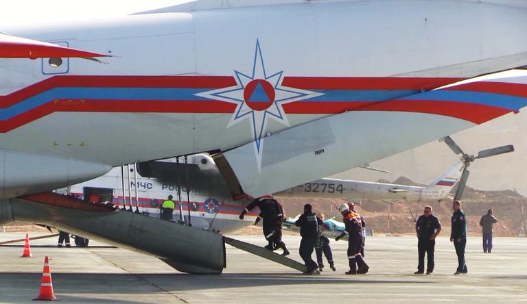 Транспортировка пострадавших при нападении на колледж в Керчи спецбортом МЧС в Москву Транспортировка пострадавших при нападении на колледж в Керчи спецбортом МЧС в Москву