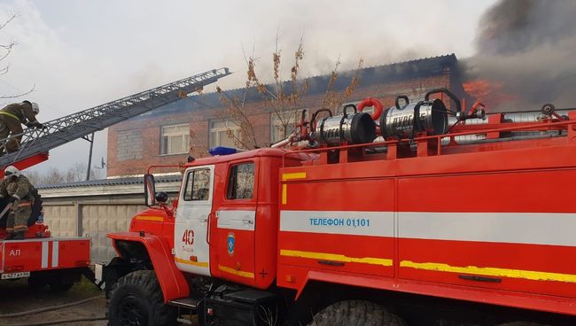 Пожар в ангаре в ангаре с мебелью в городе Тавда Свердловской области. 26 октября 2018 Пожар в ангаре в ангаре с мебелью в городе Тавда Свердловской области. 26 октября 2018