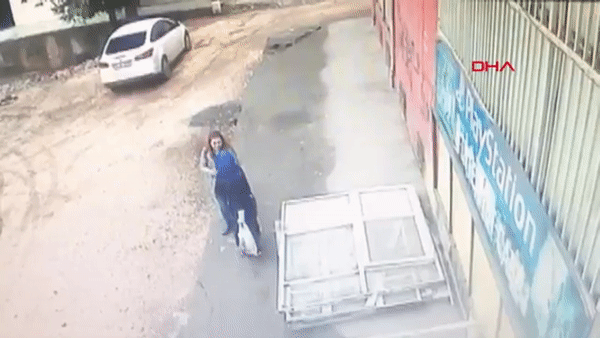 Падение женщин под асфальт в Диярбакыре Падение женщин под асфальт в Диярбакыре