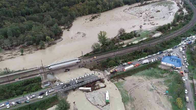 Размытые дороги и машины под водой - последствия наводнения на Кубани
