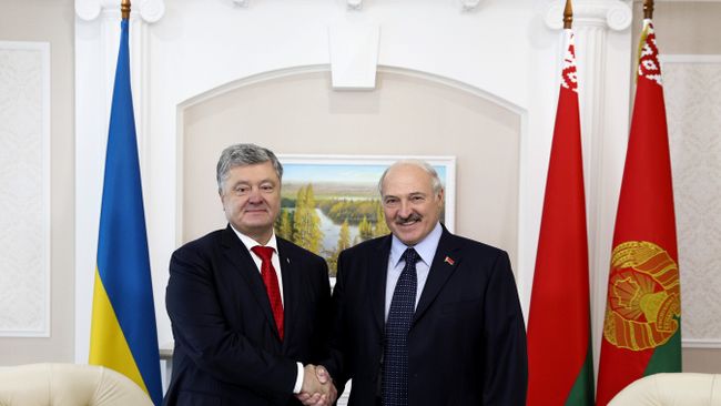 Президент Белоруссии Александр Лукашенко во время встречи с президентом Украины Петром Порошенко. Архивное фото