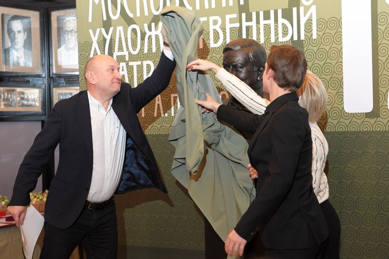 Худрук МХТ имени А. П. Чехова Сергей Женовач, сын Табакова актер Павел Табаков и вдова актриса Марина Зудина на церемония открытия скульптурного бюста Олега Табакова. 26 октября 2018